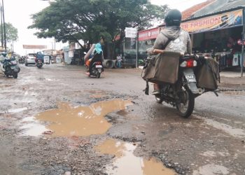 Tak Miliki Drainase, Jalan Pabuaran – Ciledug Rusak Berat
