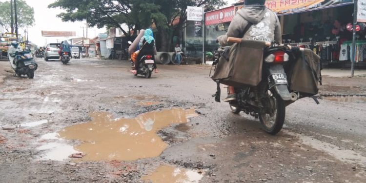 Tak Miliki Drainase, Jalan Pabuaran – Ciledug Rusak Berat