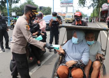 Kapolres Cirebon Kota dan Dir Polair Polda Jabar, Bagikan Ratusan Masker Dan Sosialisasikan Vaksin Aman