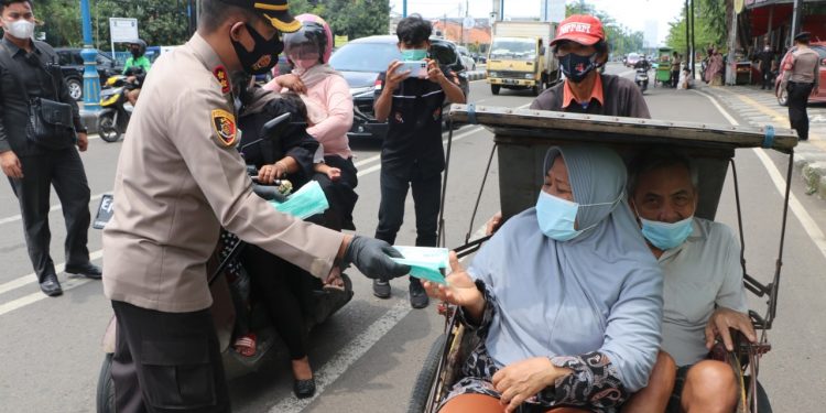 Kapolres Cirebon Kota dan Dir Polair Polda Jabar, Bagikan Ratusan Masker Dan Sosialisasikan Vaksin Aman