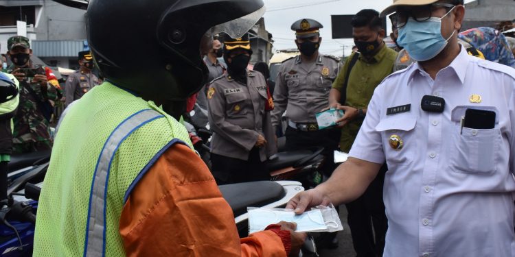 PPKM Jilid Dua 2021 Pemkab Cirebon Gencar Bagikan Ribuan Masker