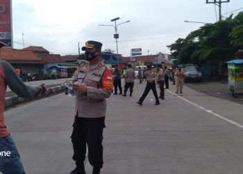 Kapolsek Kandanghaur Bagikan Masker 