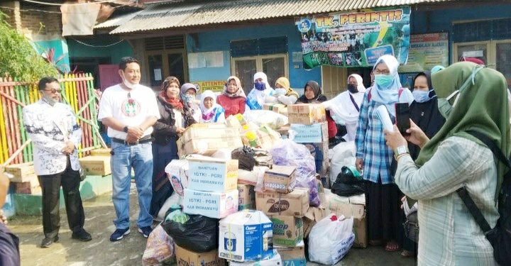 IGTKI dan PGRI Indramayu Salurkan Bantuan Bagi Korban Banjir