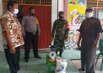 PERANGKAT DESA, BHABINKAMTIBMAS DAN BABINSA DESA JUNGJANG MONITORING DAN MEMBANTU PENYALURAN PROGRAM BPNT
