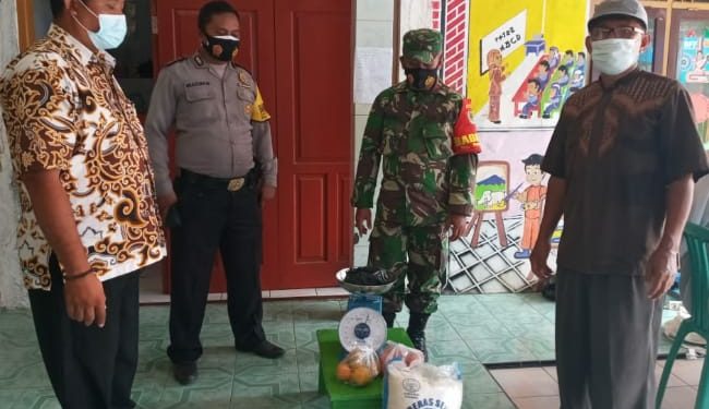 PERANGKAT DESA, BHABINKAMTIBMAS DAN BABINSA DESA JUNGJANG MONITORING DAN MEMBANTU PENYALURAN PROGRAM BPNT