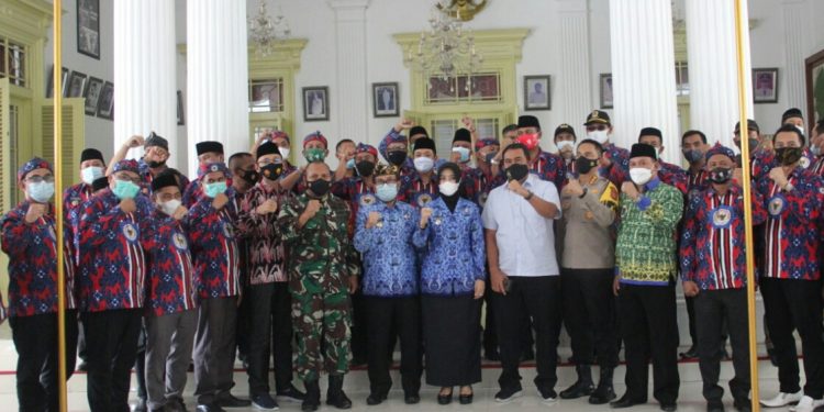 PENGUKUHAN PENGURUS FKKC, BUPATI CIREBON MINTA KUWU HARUS JADI GARDA TERDEPAN UNTUK TAMPIL SEBAGAI MOTIVATOR DAN INOVATOR KEMAJUAN DESA