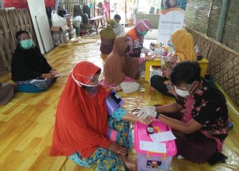 Relawan Rumah Zakat Tegalurung Cek Kesehatan Metabolik Lansia 