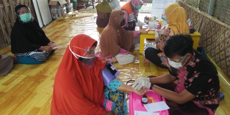 Relawan Rumah Zakat Tegalurung Cek Kesehatan Metabolik Lansia 
