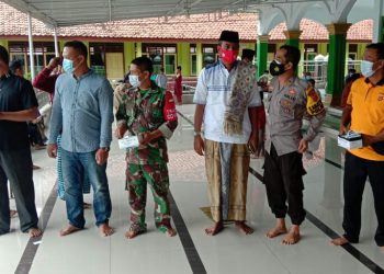 SALUT, SATGAS PENANGANAN COVID-19 PPKM SKALA MIKRO DESA KAPETAKAN BAGI BAGI MASKER UNTUK JAMA’AH SHOLAT JUM’AT