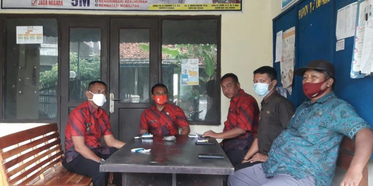 DIMASA PPKM SKALA MIKRO, KURANGI DAMPAK PENYEBARAN VIRUS COVID-19, SATGAS PENANGANAN COVID-19 DESA KEBON TURI LAKUKAN PENYEMPROTAN CAIRAN DISINFEKTAN