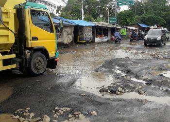 AKSES JALAN JENUN – CIWARINGIN BERADA PERSIS DEKAT PINTU MASUK UTAMA RS. ARJAWINANGUN RUSAK PARAH