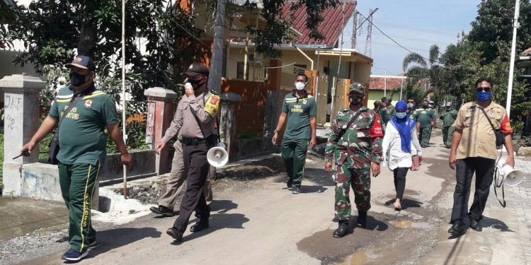 KETUA SATGAS DAN TIM GABUNGAN PENANGANAN COVID-19 DESA KEBONTURI RUTIN BERKELILING MONITORING DILINGKUNGAN WILAYAH DESANYA MENCEGAH PENYEBARAN VIRUS COVID-19