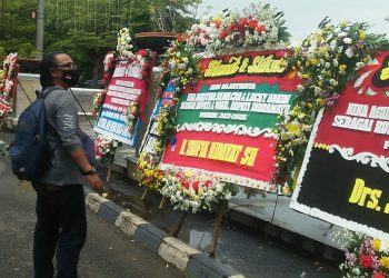 Ucapan Selamat, Jalanan di Pendopo Indramayu Dipenuhi Ratusan Karangan Bunga 
