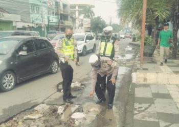 Peduli Keselamatan Pengendara, Sat Lantas Polres Cirebon Kota Tambal Jalan Berlubang