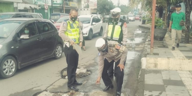 Peduli Keselamatan Pengendara, Sat Lantas Polres Cirebon Kota Tambal Jalan Berlubang
