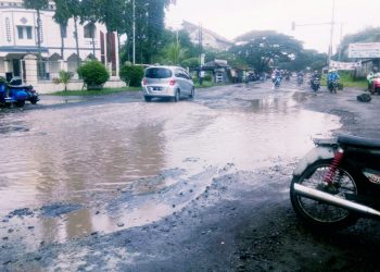 Jalan Raya Pande Lemahabang Bak Kubangan Kerbau, Kemana Pemerintah dan Wakil Rakyat ?