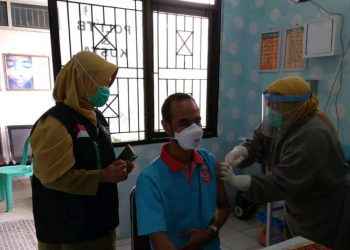 Kepala Puskesmas Jadi Orang Pertama Yang Disuntik Vaksin Di Puskesmas Klangenan