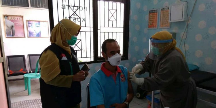 Kepala Puskesmas Jadi Orang Pertama Yang Disuntik Vaksin Di Puskesmas Klangenan