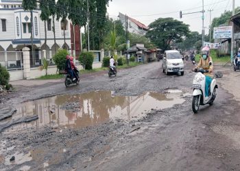 Miris !! Sebagai Kawasan Kecamatan Perkotaan, Inilah Wajah Jalan Lemahabang Bak Kubangan Kerbau