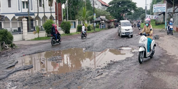 Miris !! Sebagai Kawasan Kecamatan Perkotaan, Inilah Wajah Jalan Lemahabang Bak Kubangan Kerbau