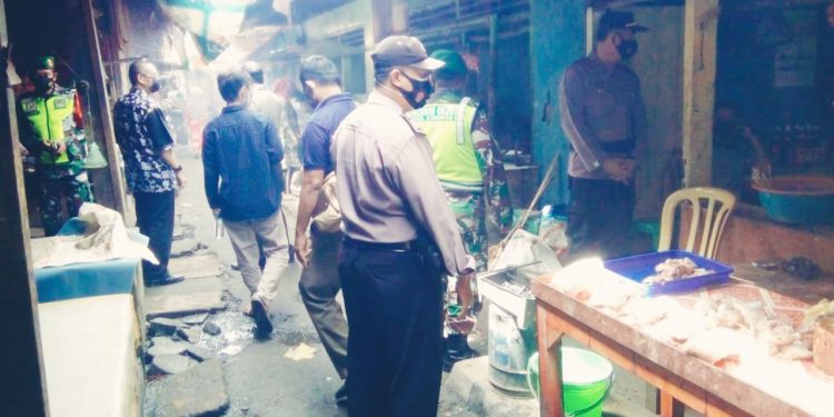 Pantau PPKM di Pasar Lemahabang Kulon, 8 Pelanggar Terjaring Razia