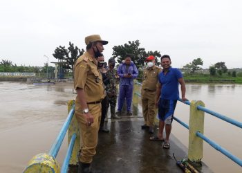 Pasca Hujan Deras Camat Kapetakan Bersama Kuwu Tinjau Lokasi Tergenang Air