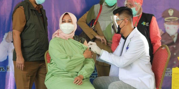 Pemkab Cirebon Laksanakan 7.203 Perdana Vaksinasi