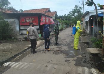 Warga Desa Rambatan Wetan Positif Covid 19 Satgas Covid Desa Lakukan Penyemprotan Desinfektan  