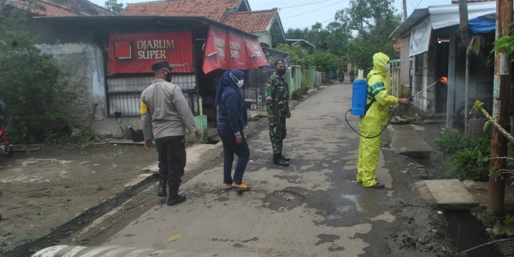 Warga Desa Rambatan Wetan Positif Covid 19 Satgas Covid Desa Lakukan Penyemprotan Desinfektan