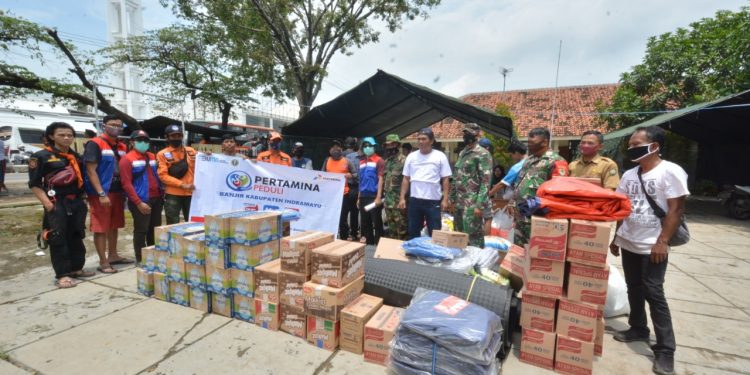 Pertamina RU VI Balongan Bantu Korban Banjir Indramayu  