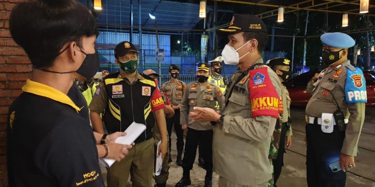 Petugas Gabungan Polres Cirebon Kota Bubarkan Kerumunan di Cafe dan Restoran