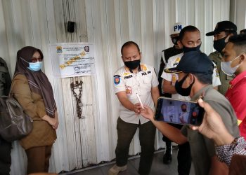 Satpol PP Segel Toko Modern Yang Diduga Tak Berijin