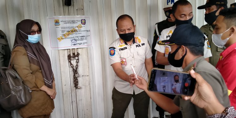 Satpol PP Segel Toko Modern Yang Diduga Tak Berijin