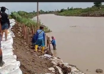 Warga di 5 Desa Perkuat Tanggul Cipanas