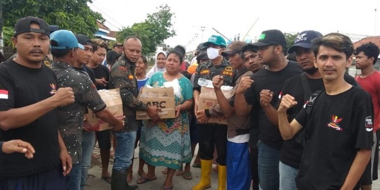 Serahkan Bantuan Logistik dan Kesehatan, DPC GRIB Indramayu Peduli Korban Banjir