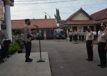 2 Personel Polres Cirebon Kota Mendapat Kenaikan Pangkat