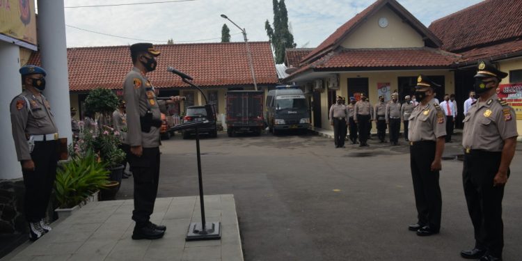 2 Personel Polres Cirebon Kota Mendapat Kenaikan Pangkat