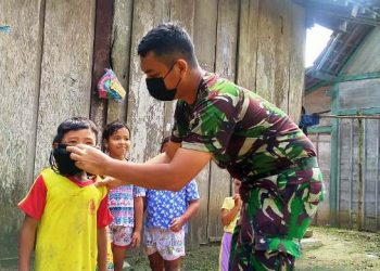 Anggota Satgas TMMD Reguler Bojonegoro Terus Kampanyekan Pemakaian Masker