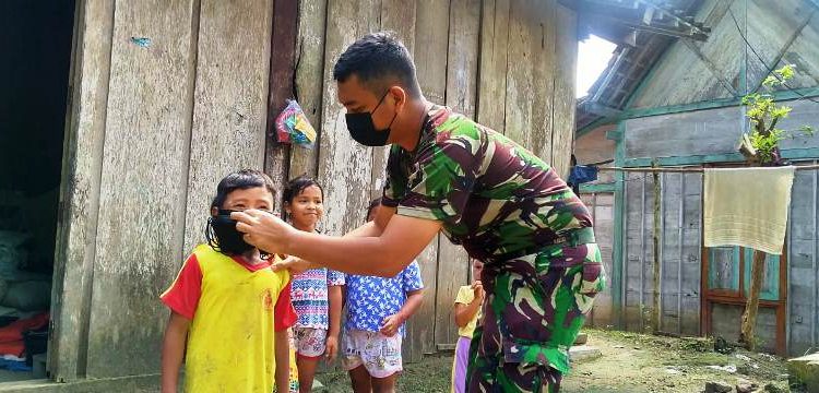 Anggota Satgas TMMD Reguler Bojonegoro Terus Kampanyekan Pemakaian Masker
