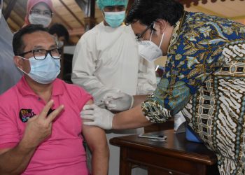 Bupati Cirebon Divaksin Bersama Charli Van Houten