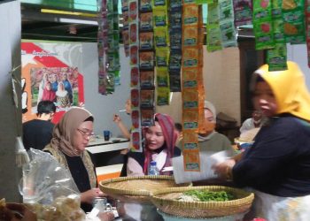 Bupati Nina Agustina Singgah Cicipi Kuliner Khas Eretan Kulon