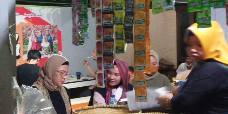 Bupati Nina Agustina Singgah Cicipi Kuliner Khas Eretan Kulon