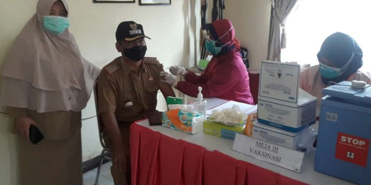 CAMAT ARJAWINANGUN H. SUTISMO DIVAKSIN COVID-19