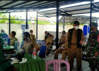 CAMAT KAPETAKAN CARSONO APRESIASI PROSES VAKSINASI DIPUSKESMAS KEDATON