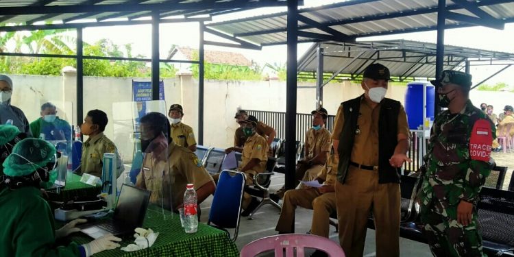 CAMAT KAPETAKAN CARSONO APRESIASI PROSES VAKSINASI DIPUSKESMAS KEDATON