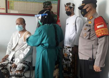 CAMAT KLANGENAN DEDI SUSILO DIVAKSIN COVID-19
