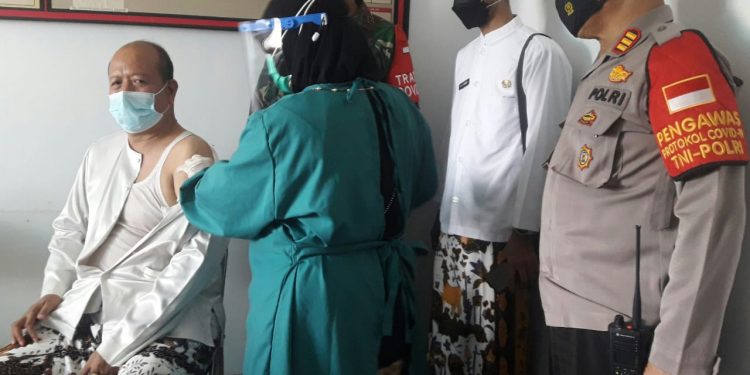 CAMAT KLANGENAN DEDI SUSILO DIVAKSIN COVID-19