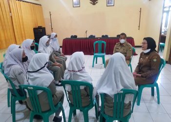 Dikantor Camat Widasari, Bupati Nina Temukan Lebih Banyak Siswi Magang Daripada Pegawai