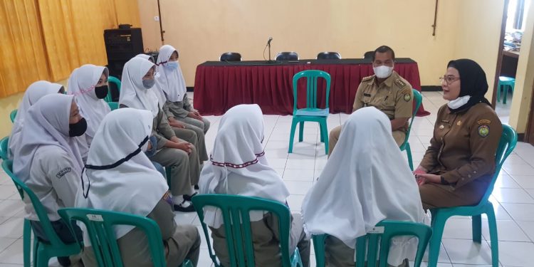 Dikantor Camat Widasari, Bupati Nina Temukan Lebih Banyak Siswi Magang Daripada Pegawai