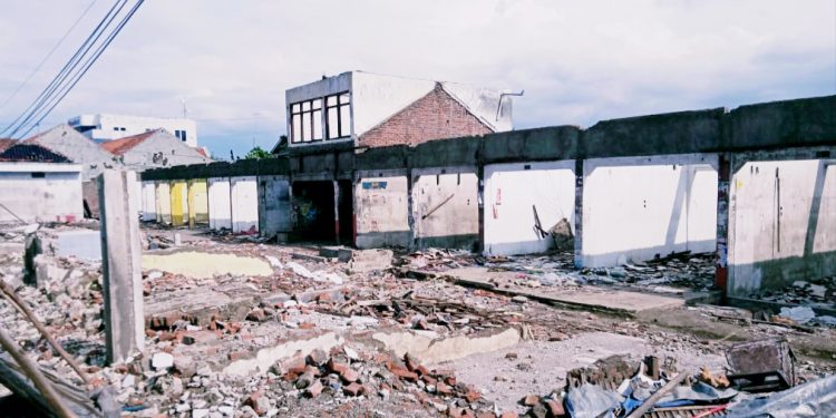 IMB Belum Di Kantongi, Pasar Sudah Di Bongkar DP Bebankan Pedagang, Hingga Tersingkir di Emperan
